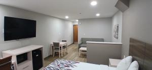 TV o dispositivi per l'intrattenimento presso Red Roof Inn & Suites Euless - DFW Airport Southwest