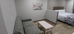 Letto o letti in una camera di Red Roof Inn & Suites Euless - DFW Airport Southwest