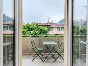 uma vista a partir de uma varanda com uma mesa e cadeiras em Apartment Nespolo by Interhome em Dro
