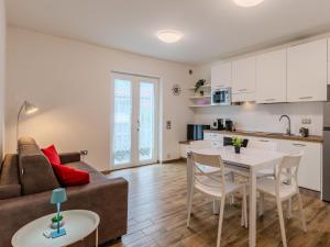 uma sala de estar com um sofá e uma mesa em Apartment Nespolo by Interhome em Dro mais 28 fotografias