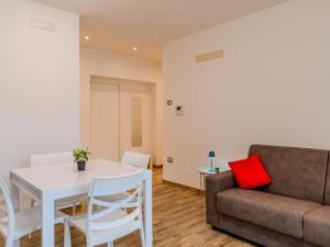 uma sala de estar com uma mesa e um sofá em Apartment Nespolo by Interhome em Dro