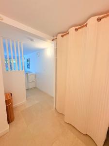 Appartement Cozy T2 proche de la mer في سانت أي جولف: حمام مع ستارة دش في الغرفة