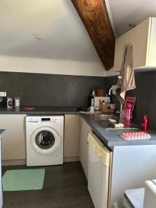 a kitchen with a washer and a washing machine at Bel Appartement au 2 eme in Aix-en-Provence +2 photos