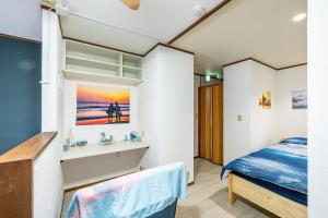 a bedroom with a bed and a sink in a room at Costa Beach, 8min the beach, 4min Enoshima Station, free Wi-Fi in Kamakura +46 photos