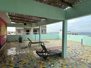 Una habitación con sillas y vista al mar. en Teranga SN, en Dakar