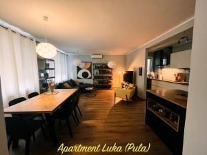 Kuchyň nebo kuchyňský kout v ubytování Modern and Elegant Apartment in a Quiet Part of Pula
