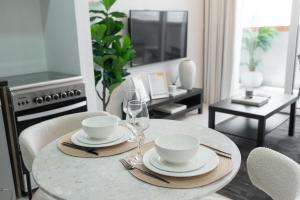 Posezení v ubytování StayShort - Damac Hills chic 1 Bed with Basketball Court + 16 fotografií