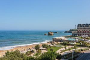 Blick auf den Strand und das Meer in der Unterkunft Studio Helder vue mer - Welkeys in Biarritz