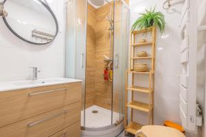 a bathroom with a shower and a sink at Le Mérignac Cozy Corner - T3 & Terrasse in Mérignac