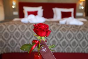 Ένα ή περισσότερα κρεβάτια σε δωμάτιο στο Schlosshotel Kitzbühel A-ROSA Collection