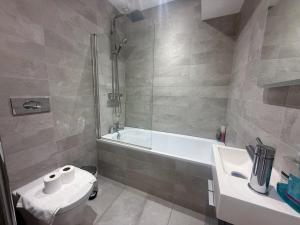 Ванная комната в Seafront Two Bedrooms Two bathrooms slp 5