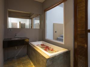 Ett badrum på 88 Fine Hotel @ Suratthani Airport