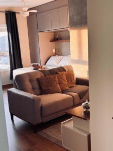 a living room with a couch and a bed at Studio 11 Refugio Relaxante Mogi in Mogi das Cruzes