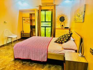 una camera da letto con un letto e un tavolo di Teranga SN a Dakar