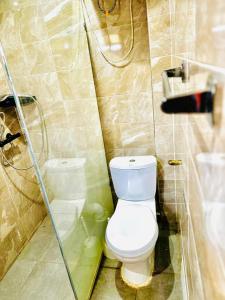 un bagno con wc e doccia di Teranga SN a Dakar Altre 12 foto