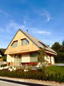 una grande casa con tetto di gambero di Chalet Bohinj Bliss Wellness and view of Triglav a Bohinj