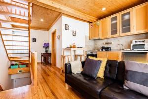 Una sala de estar con un sofá y una cocina. en Charming Duplex at Alfama, en Lisboa