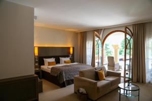 Ένα ή περισσότερα κρεβάτια σε δωμάτιο στο Schlosshotel Kitzbühel A-ROSA Collection
