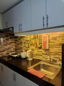 Η κουζίνα ή μικρή κουζίνα στο Spacious 1-Bedroom Condo in Quezon City with Private Pool