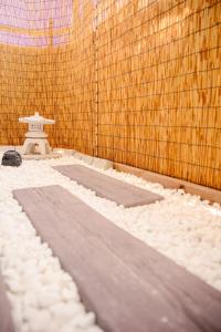 a room with a concrete floor and a wall at 和605 名駅徒歩圏 地下鉄徒歩3分 最大4名 洗面台 浴室 トイレ別 長期滞在可乾燥機付き in Nagoya