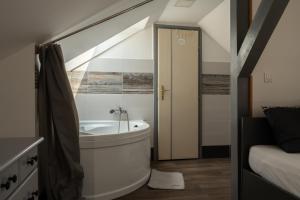 Kúpeľňa v ubytovaní Borostyán Apartmanház + 37 fotografií