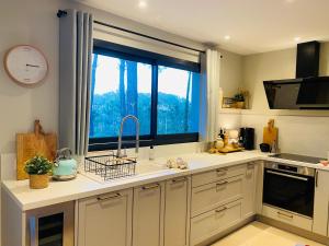 Η κουζίνα ή μικρή κουζίνα στο Maison proche plage et Golf +9 φωτογραφίες