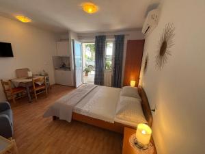 Postel nebo postele na pokoji v ubytování Apartments Nevenka i Josko