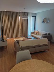 un soggiorno con due divani e una TV di Elegant Residence Famagusta a Famagusta