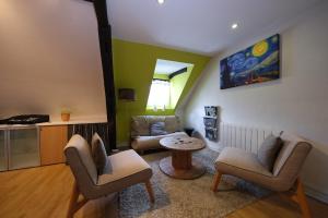 un soggiorno con due sedie e un tavolo di Le Cocon Douillet a Rouen