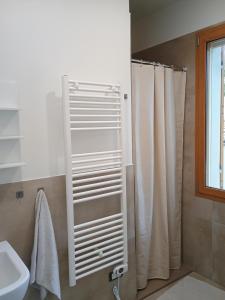 Bilik mandi di Casa dell'arancio