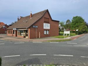 a brick building on the corner of a street at Hotel garni Zur Krim in Niederdorla