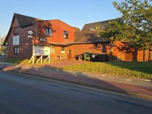a brick building with a sign in front of it at Hotel garni Zur Krim in Niederdorla