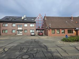 a parking lot in front of a building with graffiti at Hotel garni Zur Krim in Niederdorla