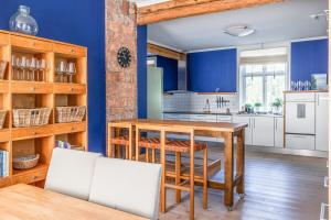 Η κουζίνα ή μικρή κουζίνα στο Elegant 8BR Mansion Retreat