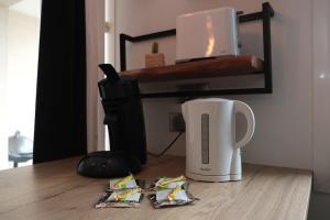 een koffiezetapparaat op een tafel naast een aanrecht bij Rouen - Bienvenue chez Aurélie in Rouen