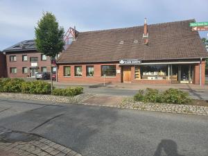 a building on the corner of a street at Hotel garni Zur Krim in Niederdorla