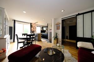 een woonkamer met een bank en een tafel bij Rouen - Bienvenue chez Aurélie in Rouen