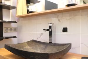 een badkamer met een grote stenen wastafel aan de muur bij Rouen - Bienvenue chez Aurélie in Rouen +29 foto's
