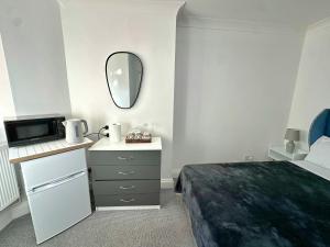 a hotel room with a bed and a mirror at Elohim Double Room in London