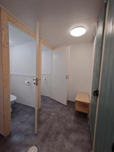 une salle de bain vide avec des toilettes et un lavabo dans l'établissement Gustava Parken - 3 persons cottage, à Hagfors