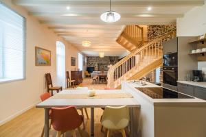a kitchen and dining room with a table and chairs at Gîte de charme à la campagne à 15 km de la mer in Saint-Clet