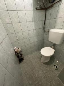 Un baño con un inodoro blanco en una habitación. en Zulu Cafe Apartment, en Rétság