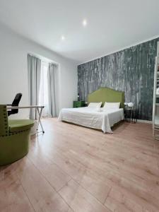 a bedroom with a bed and a table and a chair at Habitación Plaza Zerolo A in Madrid