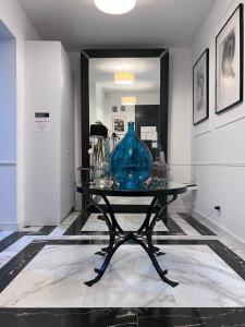 a blue vase sitting on a table in a room at Habitación Plaza Zerolo A in Madrid
