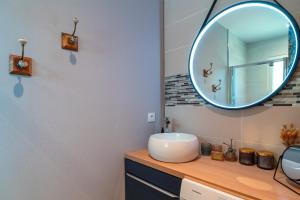 ein Badezimmer mit Waschbecken und Spiegel in der Unterkunft Happy Home - Charmante Maison Proche Plage in Saint-Gildas-de-Rhuys + 18 Fotos