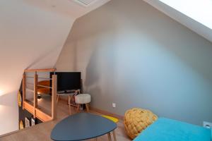 Kleines Zimmer mit einem Schreibtisch und einem Computer. in der Unterkunft Happy Home - Charmante Maison Proche Plage in Saint-Gildas-de-Rhuys