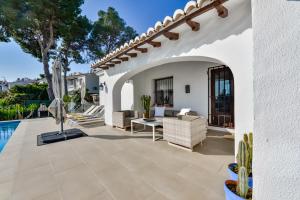 een patio van een huis met een zwembad bij Villas Guzman - Olga in Moraira