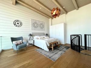 Ένα ή περισσότερα κρεβάτια σε δωμάτιο στο Naava Chalet Loft 303 - kaksikerroksinen lasiseinähuoneisto järvinäköalalla