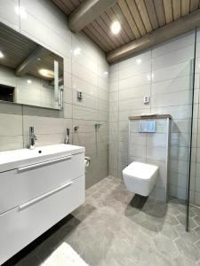 Ένα μπάνιο στο Naava Chalet Loft 303 - kaksikerroksinen lasiseinähuoneisto järvinäköalalla +19 φωτογραφίες