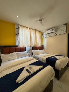 Un pat sau paturi într-o cameră la hotel rishi palace ashlfa metro